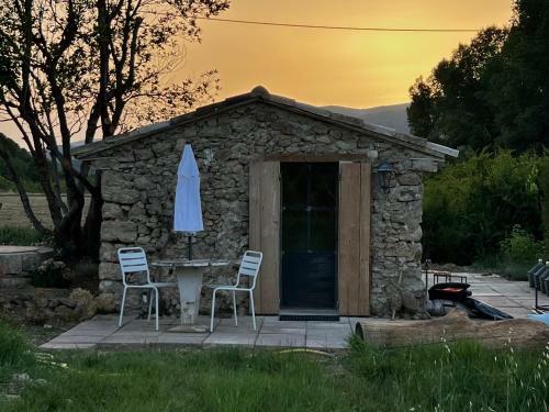 Camillette 2. Cabanon Charmant Face Au Luberon.