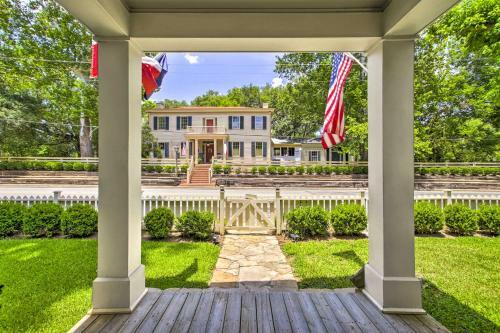 Well-appointed And Spacious Chappell Hill House
