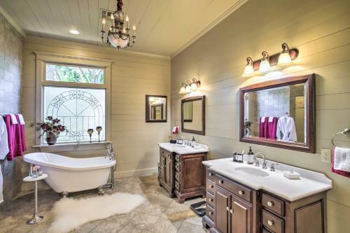 Well-appointed And Spacious Chappell Hill House