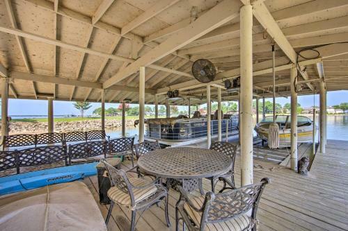 Chic Waterfront Getaway With Dock And Hot Tub!