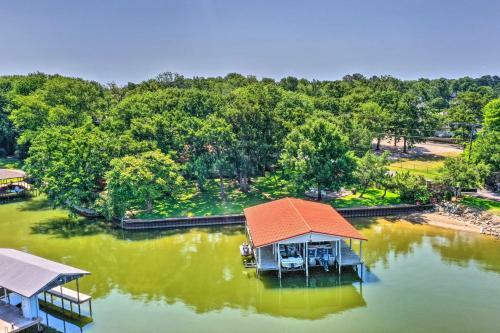 Chic Waterfront Getaway With Dock And Hot Tub!
