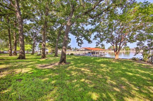 Chic Waterfront Getaway With Dock And Hot Tub!