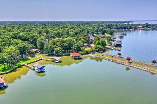 Chic Waterfront Getaway With Dock And Hot Tub!