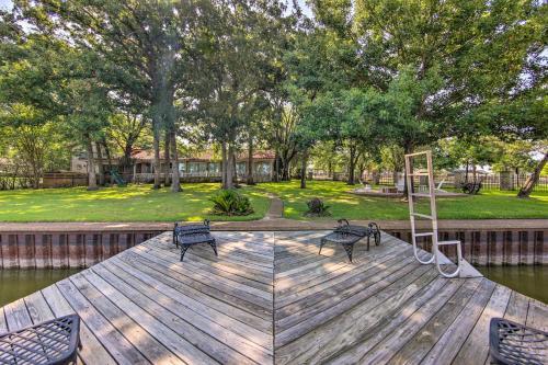 Chic Waterfront Getaway With Dock And Hot Tub!