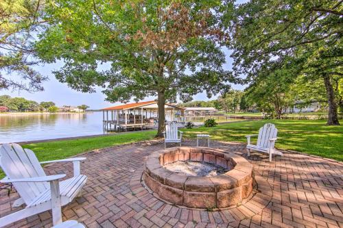 Chic Waterfront Getaway With Dock And Hot Tub!