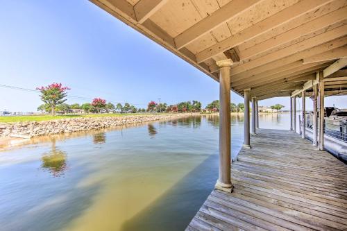 Chic Waterfront Getaway With Dock And Hot Tub!