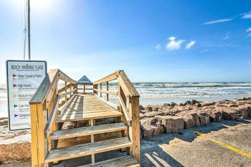Sunny Freeport Home With Deck And Ocean Views!