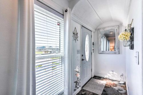 Sunny Freeport Home With Deck And Ocean Views!