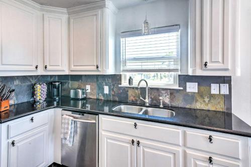 Sunny Freeport Home With Deck And Ocean Views!