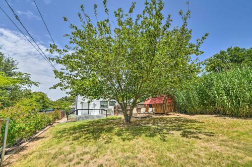 Cozy Granbury Retreat With Yard - Walk To Lake!
