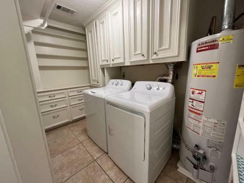 Beautiful Traditional Home*modern Updates*guest Suite B