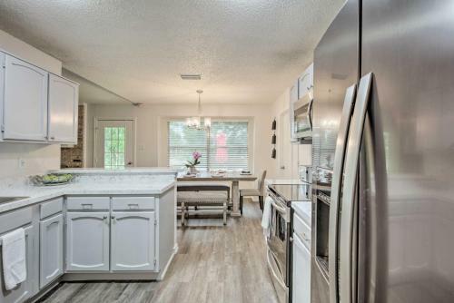 Cozy Irving Home With Fully Fenced Backyard!