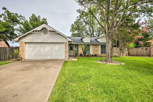 Cozy Irving Home With Fully Fenced Backyard!