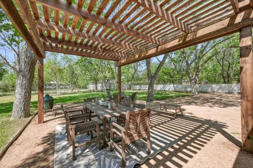 Cozy Haus With Bbq And Fire Pit! Close To Main St!