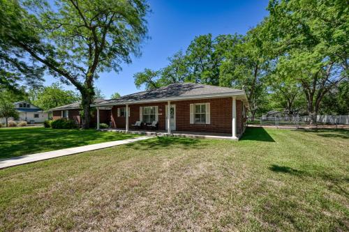 Cozy Haus With Bbq And Fire Pit! Close To Main St!