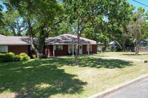 Cozy Haus With Bbq And Fire Pit! Close To Main St!