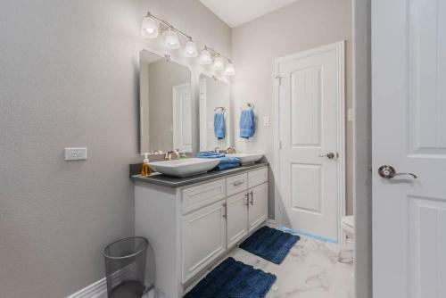 Modern 4 Br Near Downtown, Zoo