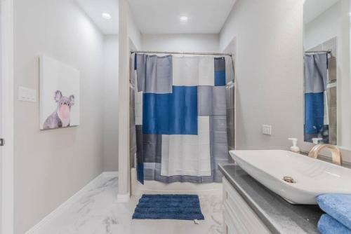 Modern 4 Br Near Downtown, Zoo