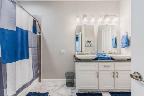 Modern 4 Br Near Downtown, Zoo