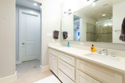 Stunning Townhome Near Uptown