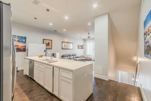 Stunning Townhome Near Uptown