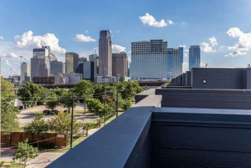 Stunning Townhome Near Uptown