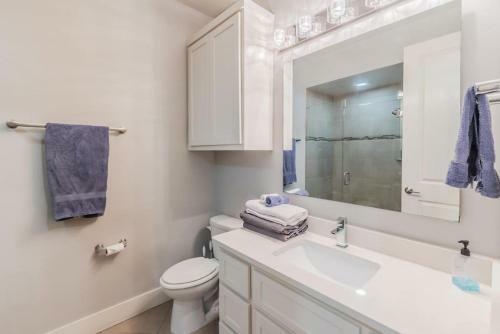 Stunning Townhome Near Uptown