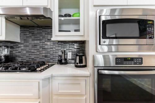 Stunning Townhome Near Uptown