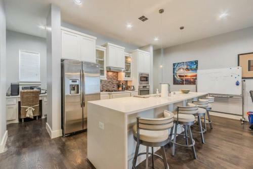 Stunning Townhome Near Uptown