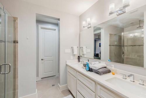 Stunning Townhome Near Uptown