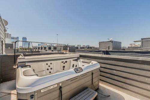 Stunning Townhome Near Uptown