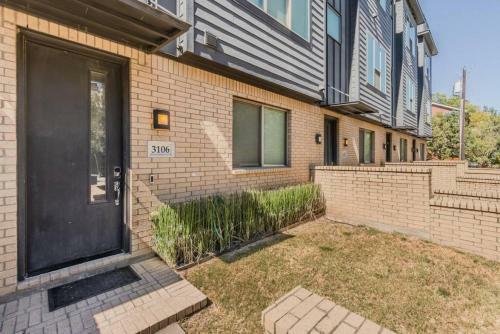 Stunning Townhome Near Uptown
