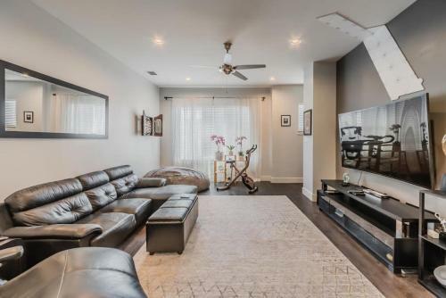 Stunning Townhome Near Uptown