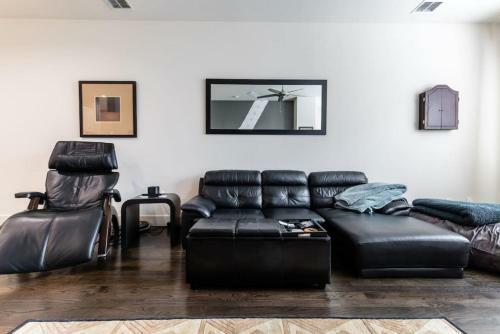Stunning Townhome Near Uptown