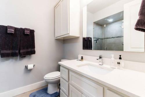 Stunning Townhome Near Uptown
