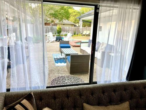 5 Bdr Modern Home With A Firepit, Heated Pool & Spa