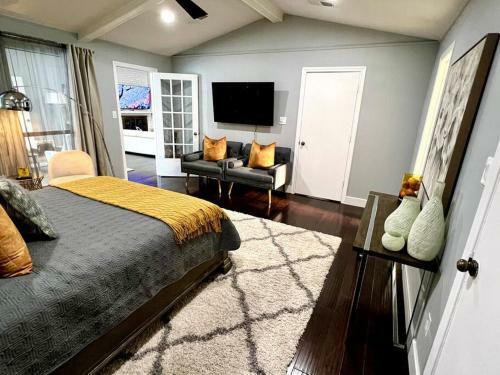 5 Bdr Modern Home With A Firepit, Heated Pool & Spa