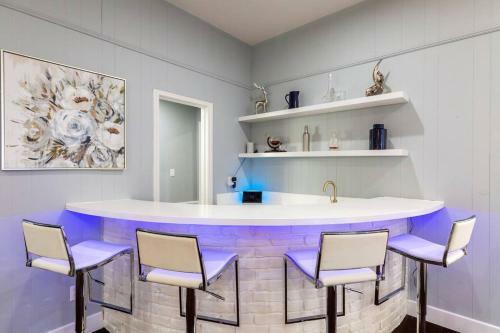 5 Bdr Modern Home With A Firepit, Heated Pool & Spa