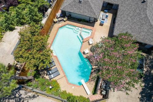 5 Bdr Modern Home With A Firepit, Heated Pool & Spa