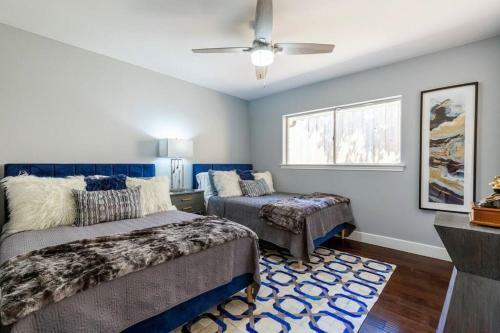 5 Bdr Modern Home With A Firepit, Heated Pool & Spa