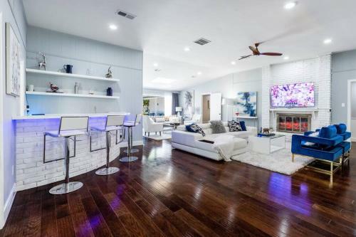 5 Bdr Modern Home With A Firepit, Heated Pool & Spa