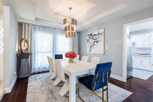 5 Bdr Modern Home With A Firepit, Heated Pool & Spa
