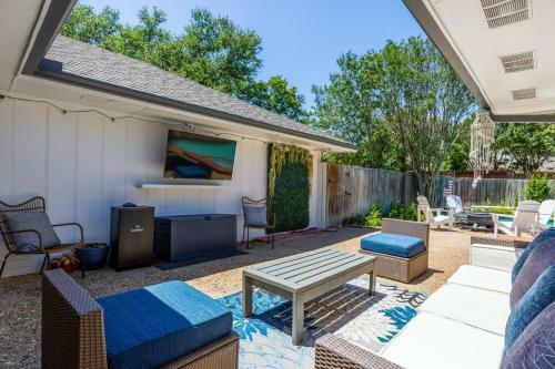 5 Bdr Modern Home With A Firepit, Heated Pool & Spa