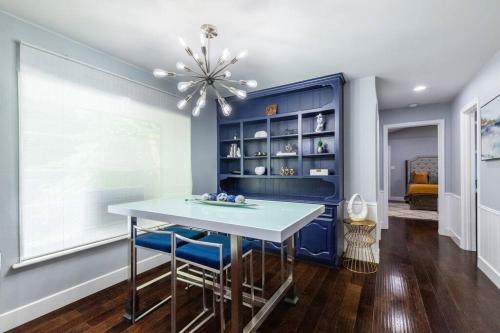 5 Bdr Modern Home With A Firepit, Heated Pool & Spa