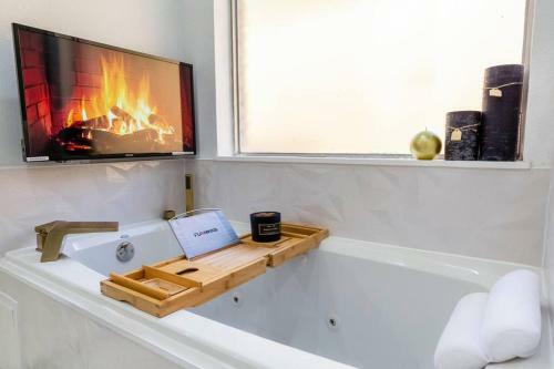 5 Bdr Modern Home With A Firepit, Heated Pool & Spa