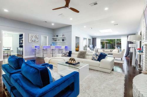 5 Bdr Modern Home With A Firepit, Heated Pool & Spa