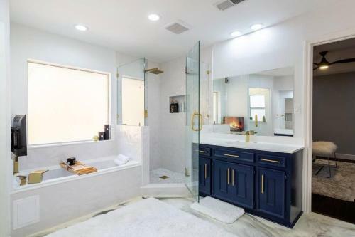 5 Bdr Modern Home With A Firepit, Heated Pool & Spa