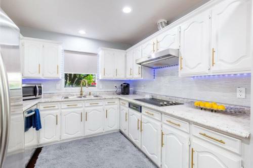 5 Bdr Modern Home With A Firepit, Heated Pool & Spa