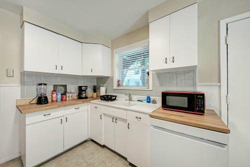 Downtown, Convention Center, Capitol, Zilker Park, Lake, 6th St, Domain