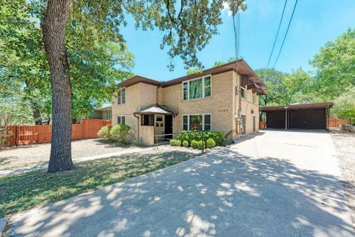 Downtown, Convention Center, Capitol, Zilker Park, Lake, 6th St, Domain